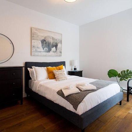 Sleek Condo In The Heart Of Little Italy By Den Stays Μόντρεαλ Εξωτερικό φωτογραφία