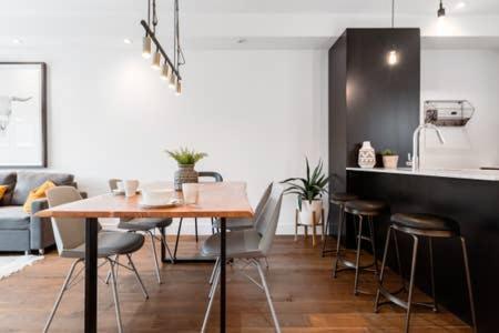 Sleek Condo In The Heart Of Little Italy By Den Stays Μόντρεαλ Εξωτερικό φωτογραφία