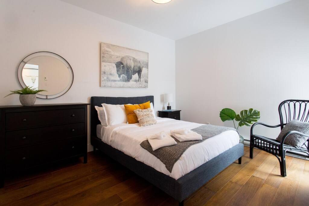 Sleek Condo In The Heart Of Little Italy By Den Stays Μόντρεαλ Εξωτερικό φωτογραφία