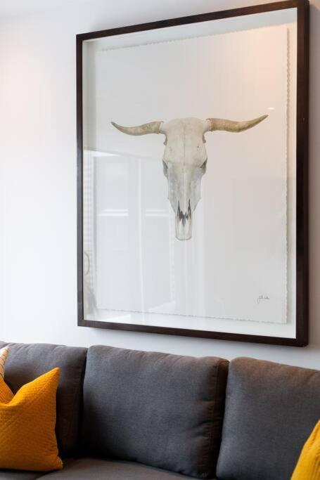Sleek Condo In The Heart Of Little Italy By Den Stays Μόντρεαλ Εξωτερικό φωτογραφία