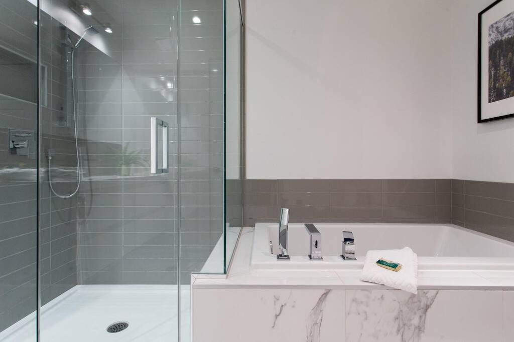 Sleek Condo In The Heart Of Little Italy By Den Stays Μόντρεαλ Εξωτερικό φωτογραφία