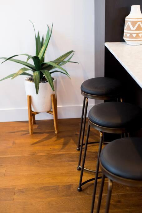 Sleek Condo In The Heart Of Little Italy By Den Stays Μόντρεαλ Εξωτερικό φωτογραφία