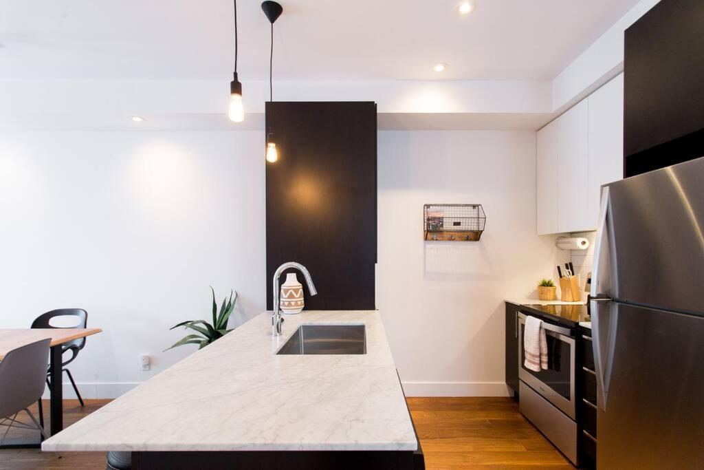 Sleek Condo In The Heart Of Little Italy By Den Stays Μόντρεαλ Εξωτερικό φωτογραφία