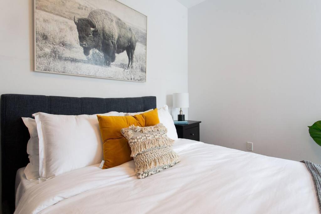 Sleek Condo In The Heart Of Little Italy By Den Stays Μόντρεαλ Εξωτερικό φωτογραφία