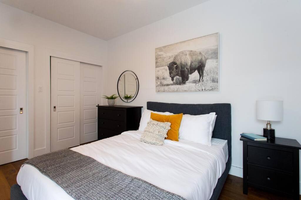 Sleek Condo In The Heart Of Little Italy By Den Stays Μόντρεαλ Εξωτερικό φωτογραφία